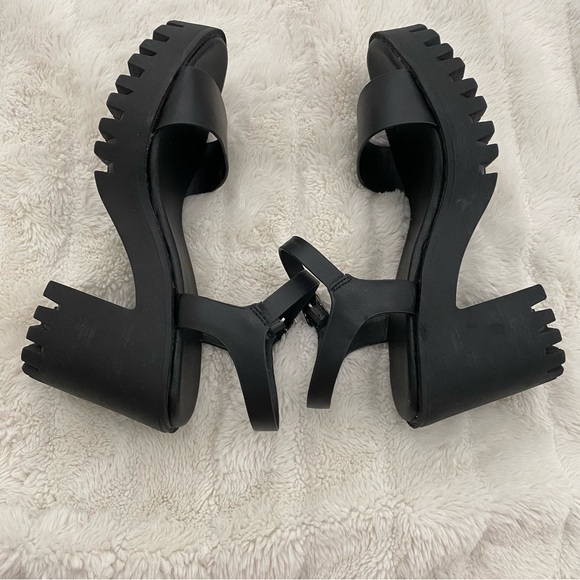 Madden Girl Black Strappy Chunky Heeled Sandals Size 7.5 - Picture 12 of 12